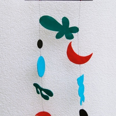 Móvel decorativo colorido suspenso em parede branca