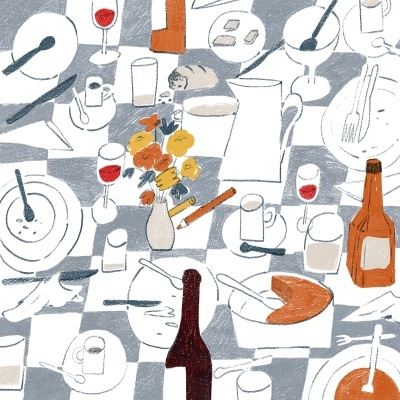 Ilustração de mesa com pratos, copos, garrafas, talheres e flores em vaso.