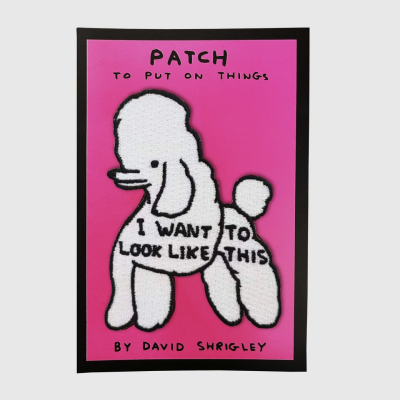 Adesivo de tecido de um cão poodle branco em fundo rosa com texto preto.