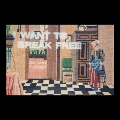 Tapeçaria com padrão quadriculado, cadeira verde, figura humana e texto I WANT TO BREAK FREE
