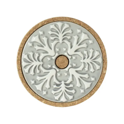 Base redonda decorativa em cortiça e cerâmica branca com padrão floral em relevo