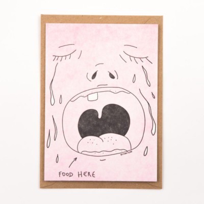 Cartão rosa com desenho de rosto a chorar e texto FOOD HERE