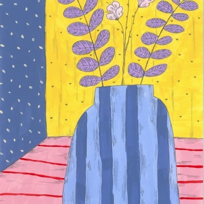 Vaso azul com flores lilases num fundo amarelo e azul com padrões