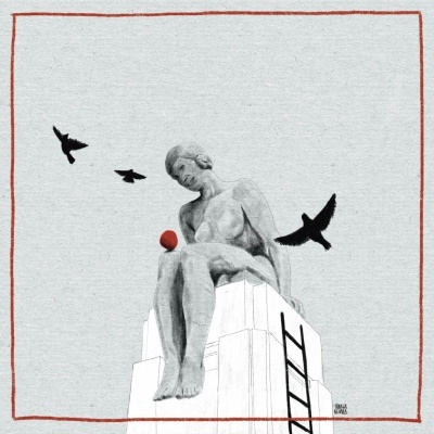 Escultura de mulher sentada com ovo vermelho no joelho, pássaros pretos e pedestal branco com escada.