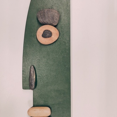 Prancha decorativa verde com pedras naturais coladas