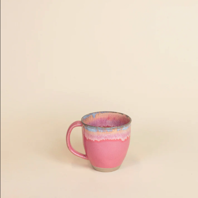 Caneca de cerâmica rosa com acabamento azul e bege