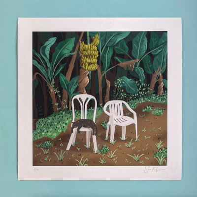 Estampa artística com duas cadeiras brancas, gato preto, e vegetação verde com bananas