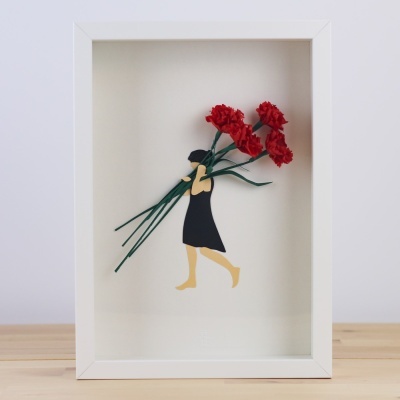 Quadro com ilustração de mulher com vestido preto e flores vermelhas