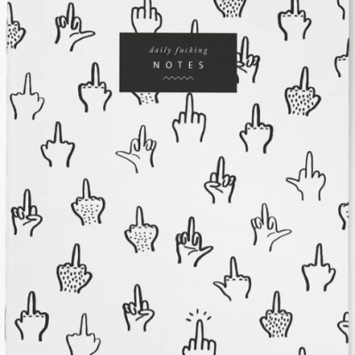Caderno branco com desenhos pretos de mãos a mostrar dedo médio e texto 'daily fucking NOTES'