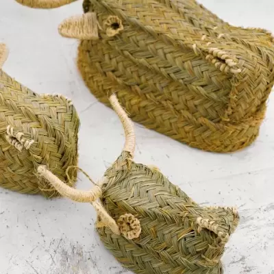 Três cestos decorativos de palha em forma de cabeça de touro com chifres em corda