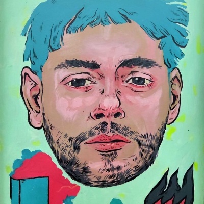 Ilustração de rosto masculino com cabelo azul e formas abstratas coloridas