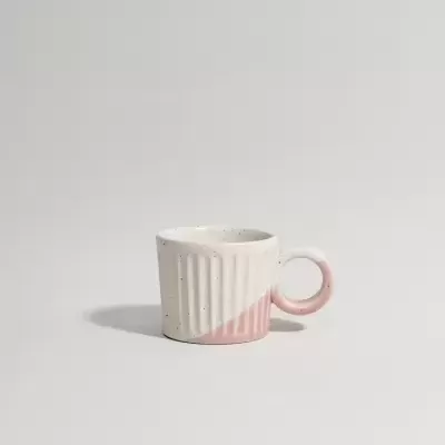 Chávena pequena de cerâmica creme e rosa com relevo