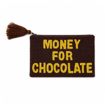 Carteira pequena castanho escuro com contas e texto em amarelo MONEY FOR CHOCOLATE e pendente de fio