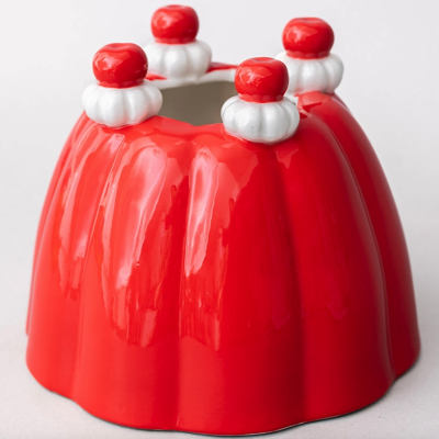 Forma de bolo vermelha brilhante em cerâmica com decoração no topo