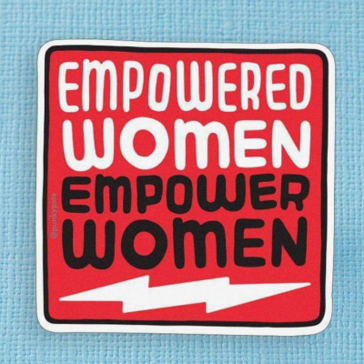 Adesivo quadrado vermelho com texto 'EMPOWERED WOMEN EMPOWER WOMEN' e raio branco em fundo azul claro