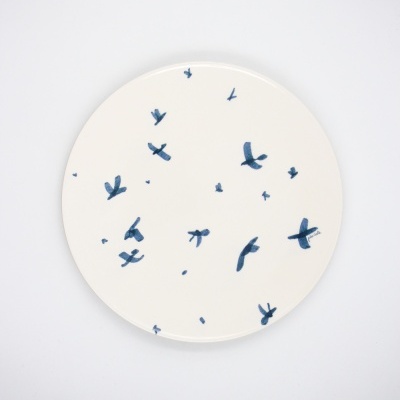 prato cerâmico branco com pássaros azuis