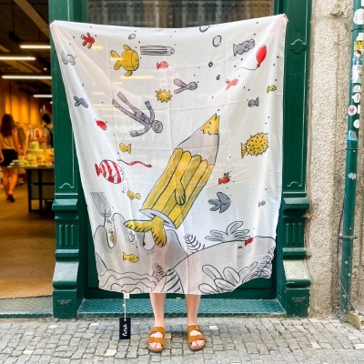 Lenço branco com ilustrações coloridas de lápis e peixes