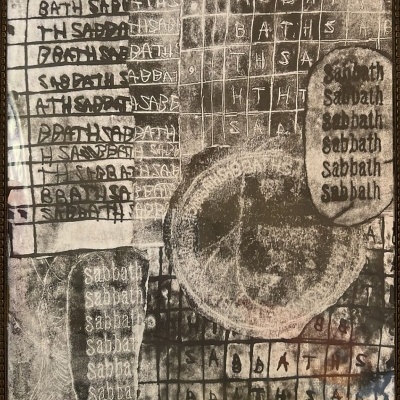 Imagem artística monocromática com inscrições repetidas da palavra Sabbath em grades e formas irregulares