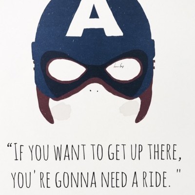 Máscara de Capitão América azul com letra A branca e citação em inglês.