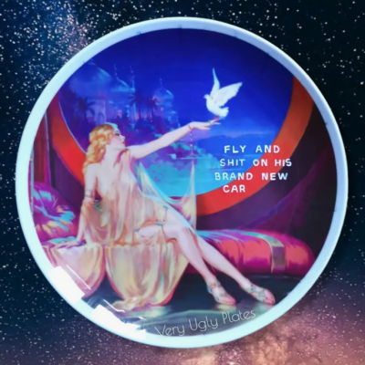 Prato decorativo com pintura de mulher e pomba, texto em inglês e moldura branca