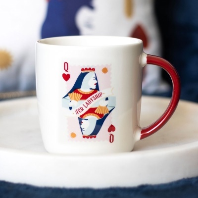 Caneca branca com asa vermelha e ilustração dama de copas