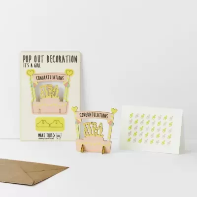 Conjunto de decoração pop-up rosa com envelope castanho e cartão branco com padrão colorido