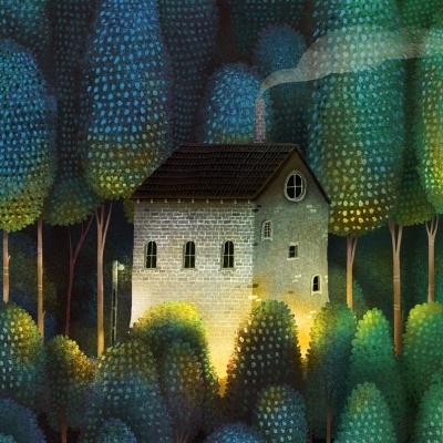 Casa de pedra iluminada numa floresta densa à noite