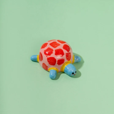 Figurinha de tartaruga decorativa em cerâmica colorida