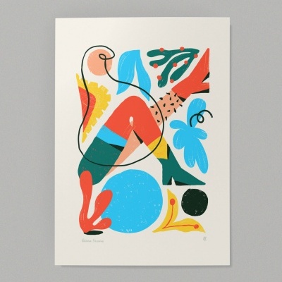 Póster colorido abstrato com formas e linhas pretas sobre parede cinzenta