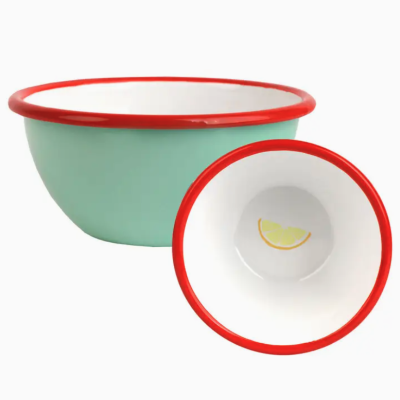 Taças de metal esmaltado verdes com borda vermelha e limão amarelo interior