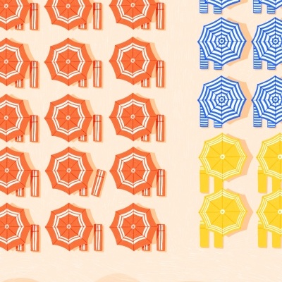 Praia vista de cima com guarda-sóis vermelhos, azuis e amarelos organizados em filas e mar azul ao fundo