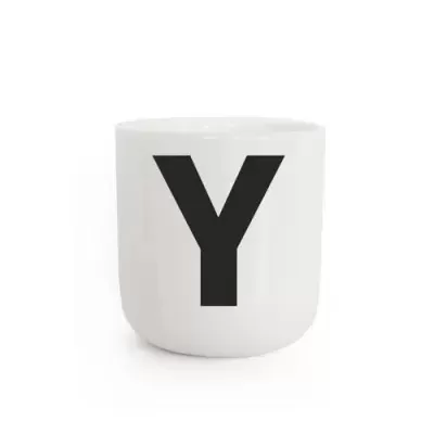 Caneca branca com letra Y preta