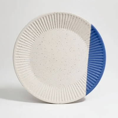 Prato redondo de cerâmica branco com secção azul texturizada