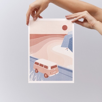 Pôster ilustrativo com van e paisagem em tons pastel