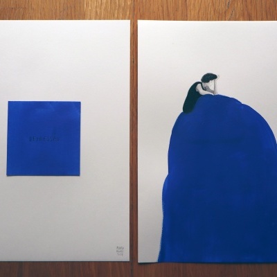 Duas folhas com desenhos em azul e personagem sentado no topo de forma azul