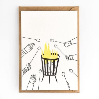 Cartão com desenho de mãos a assar marshmallows numa fogueira amarela