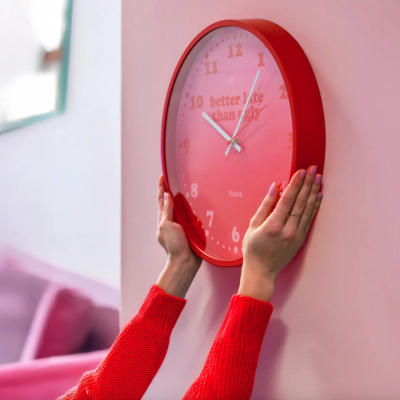 Relógio de parede redondo vermelho com texto e números