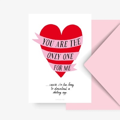 Cartão branco com coração vermelho e texto em fitas cor-de-rosa, envelope cor-de-rosa ao lado