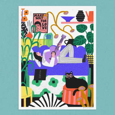 Ilustração de pessoa a tocar guitarra num sofá roxo com gato preto e decoração colorida