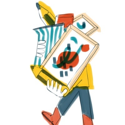 Pessoa segurando um grande lápis, vaso, caneca e dois quadros abstratos