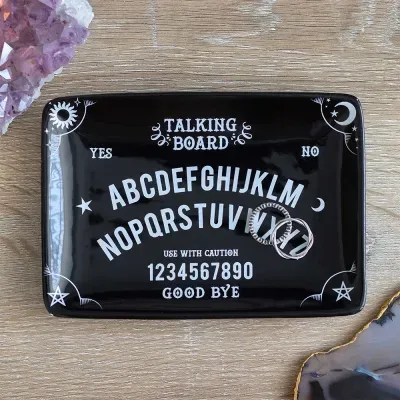 Tabuleiro Preto para Jogar com Letras e Números e Anéis Sobre Ele