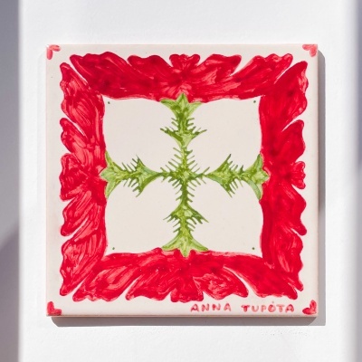 Ladrilho cerâmico pintado à mão com padrão verde e borda vermelha