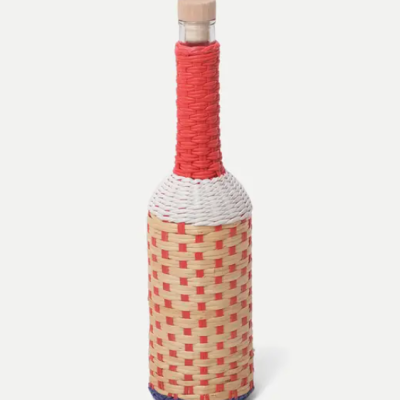 Garrafa de vidro revestida com trançado colorido