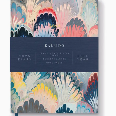 Capa de agenda 2025 decorada com padrão colorido tipo mármore, faixa azul com texto branco e fita marcador azul.