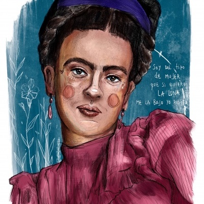 Retrato digital de mulher com faixa azul e blusa rosa, fundo azul com flores e texto manuscrito