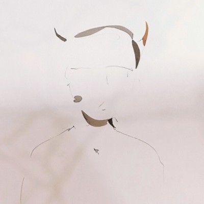 Desenho minimalista de rosto e pescoço com traços castanhos e pretos num fundo branco.