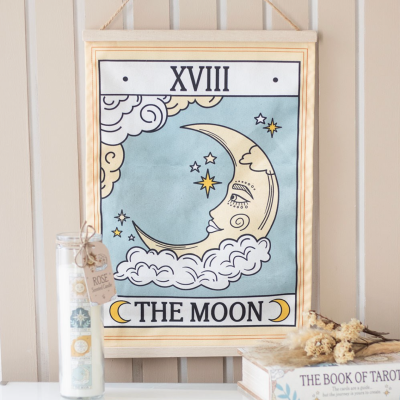 Quadro decorativo com ilustração da carta THE MOON do tarot, lua e estrelas em fundo azul.