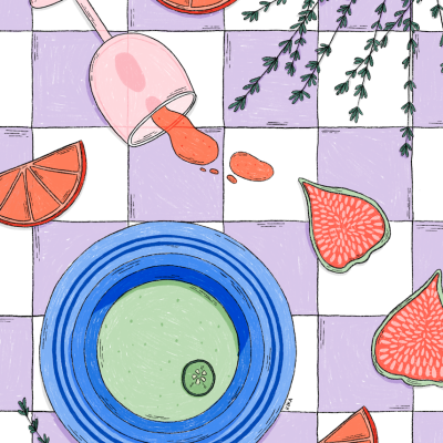 Fundo quadriculado com fatias de figo e lima, galhos de ervas, copo rosa derrubado e prato azul com tigela verde