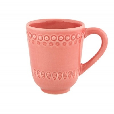 Caneca rosa de cerâmica com padrão em relevo floral
