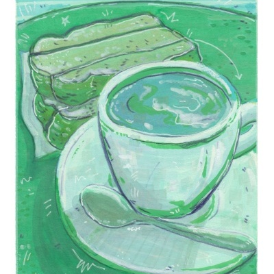 Chávena branca com bebida quente e biscoitos sobre pires branco em fundo verde